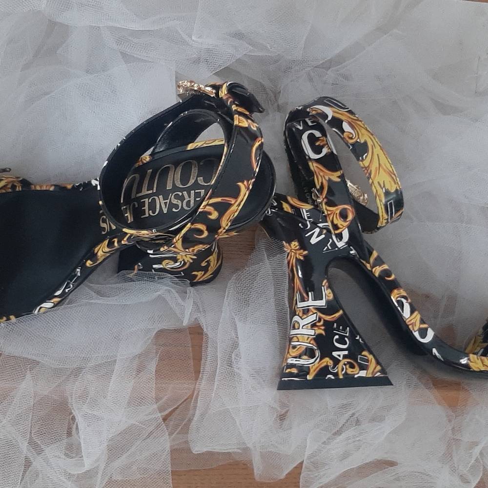 EUC Versace 💛 JEANS COUTURE Black and Gold Patterned Heels SZ 7.5 - Picture 5 of 11